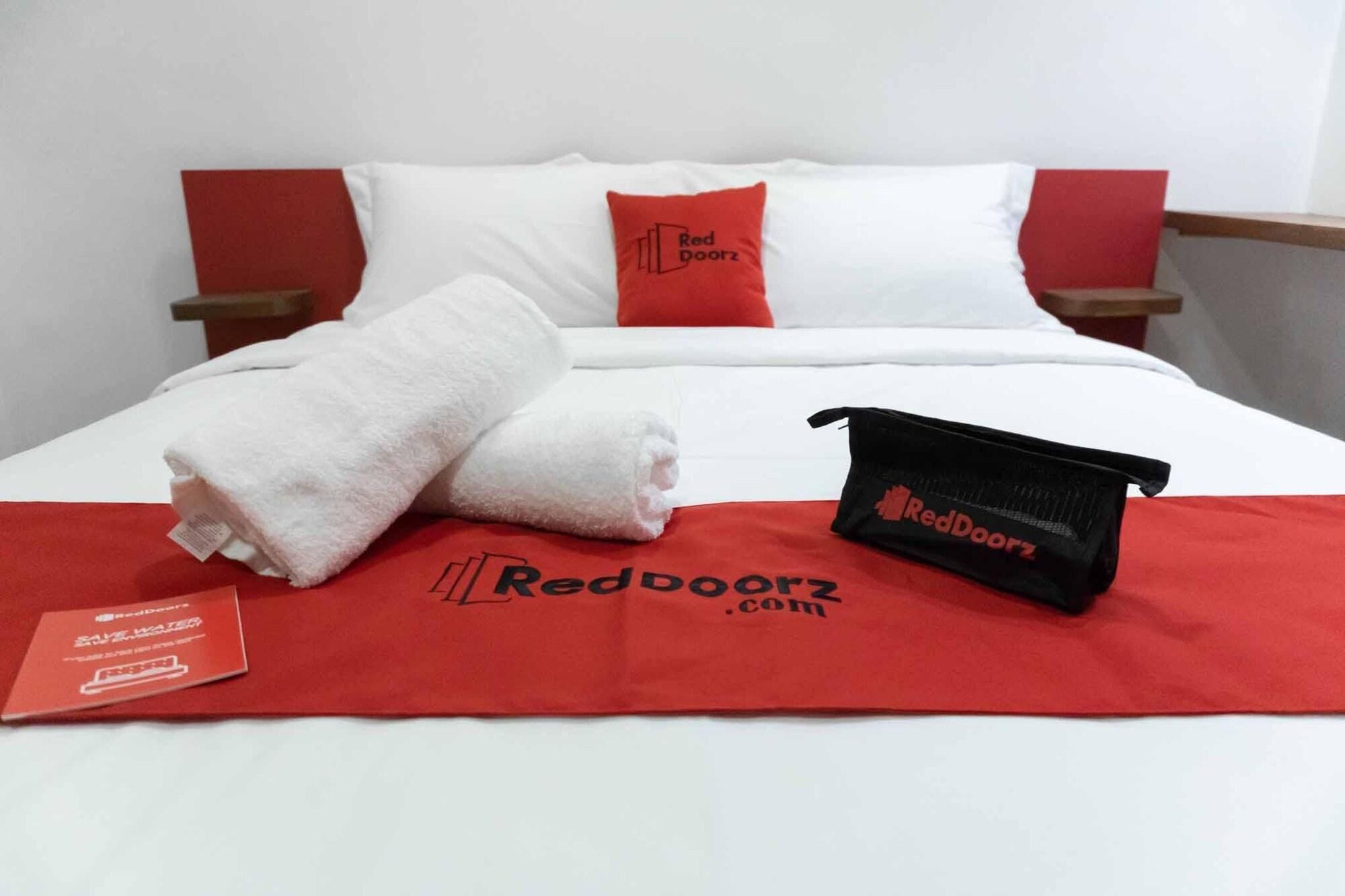 Reddoorz Plus At Mm Hotel Las Pinas Former Reddoorz Plus Near Bamboo Organ Eksteriør bilde
